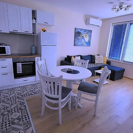 Comfy & Quiet 2 Bed Flat Great Location Parking