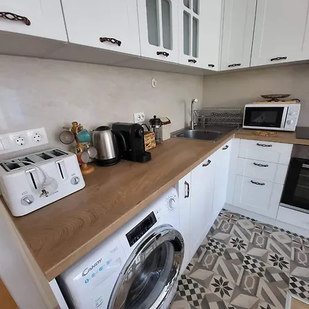 Comfy & Quiet 2 Bed Flat Great Location Parking Burgas
